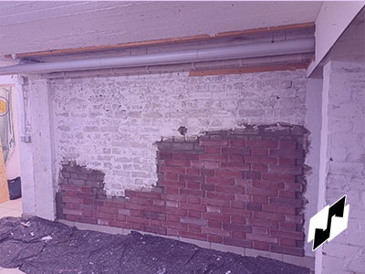 Der Anfang einer Ziegeldekowand.